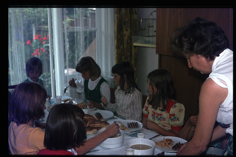 12.Delft aug 1974 Mama,Yvonne,Hester,Brigitte.JPG